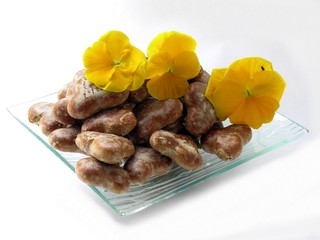 honey-cakes on a glass plate and pansies