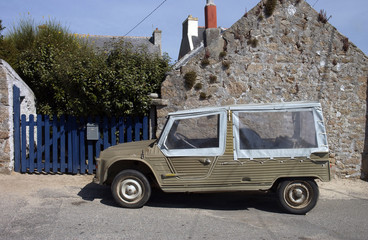 méhari devant une maison