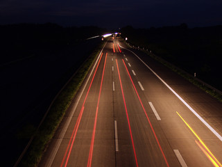 Fototapeta na wymiar autobahn bei nacht