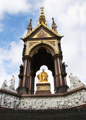 Fototapeta na wymiar Prince Albert Memorial w Kensington Gardens, London