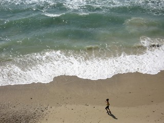 Fototapeta na wymiar młoda kobieta w pięknej plaży