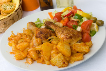hähnchen-keule mit röstkartoffeln und salat