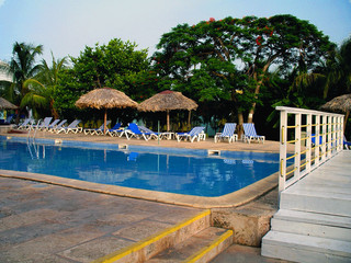 piscine d'un hotel et son pont