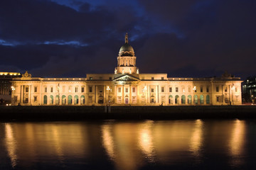 Naklejka premium custom house at dusk