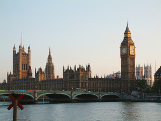 Fototapeta na wymiar Westminster i Big Ben o zmierzchu