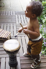 enfant au tam-tam