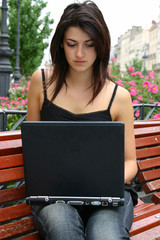 jeune femme ordinateur portable