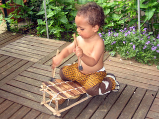 enfant jouant musique