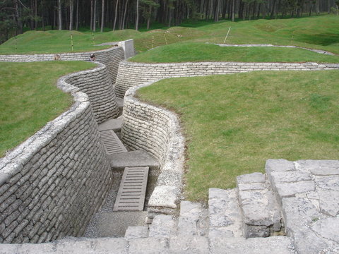 Tranch&eacute;es de la guerre 14-18 dans le Nord la France, &agrave; Vimy