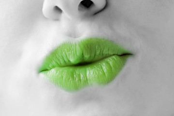 baiser bisou bouche verte de femme écologie