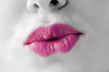 baiser bisou bouche pulpeuse de femme sexy rose