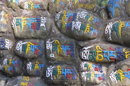 bunte gebetssteine aus nepal