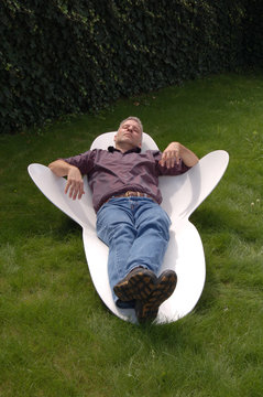 homme se relaxant dans le jardin