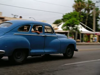Zelfklevend Fotobehang Cubaanse auto in beweging © Christelle