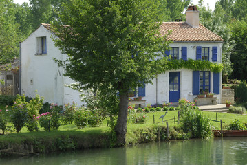 Fototapeta na wymiar dom Marais Poitevin