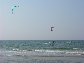 zwei kitesurfer