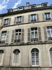 façade de pierre, volets ouverts, paris vii
