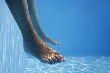 pies en el agua