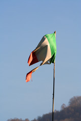 Naklejka premium bandiera italiana sciupata - broken flag