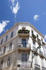 Fototapeta na wymiar Stare mieszkania narożne z balkonem