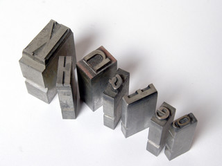 bleibuchstaben auf weissem grund stehend