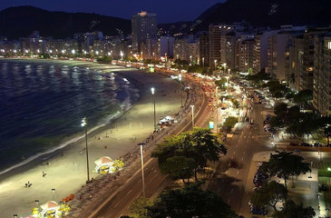 rio de janeiro- plage de copacabana la nuit