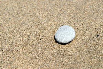 Fototapeta na wymiar galet sur sable