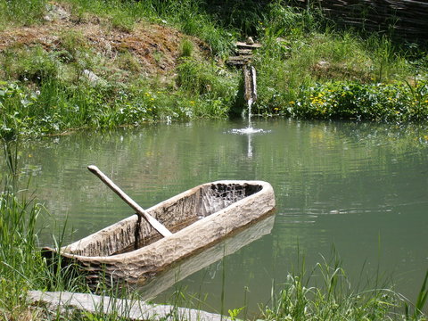 alter h&ouml;lzerner einbaum auf teich
