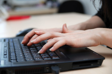 woman hands typing on laptop keyboard - obrazy, fototapety, plakaty