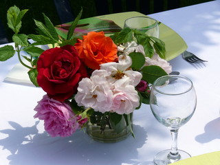 bouquet de roses sur la nappe blanche