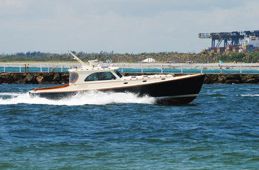 Obraz premium yacht returning to port
