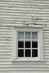 Fototapeta na wymiar Stare okna kolonialne