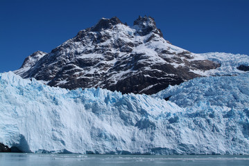 glaciar en el lago argentino