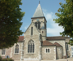 Fototapeta na wymiar église romane de Villars-Les-Dombes