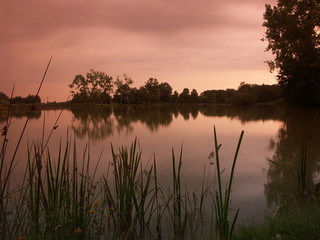 coucher de soleil sur un étang  