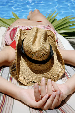 Mujer Tomando el Sol