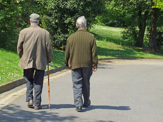 Ancianos paseando