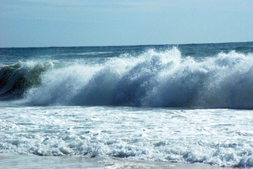 Vague sur une plage de l'atlantique