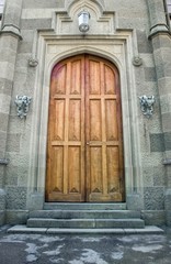 Fototapeta na wymiar Drewniane drzwi w zabytkowym zamku.