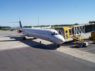 Fototapeta na wymiar liczba samolotów linii lotniczych na ruchliwym lotnisku
