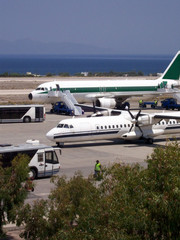 Fototapeta na wymiar liczba samolotów linii lotniczych na ruchliwym lotnisku