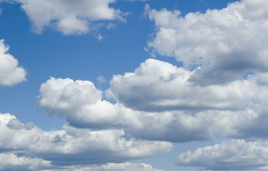 Naklejka na ściany i meble ołowiane chmury. szare chmury i błękitne niebo