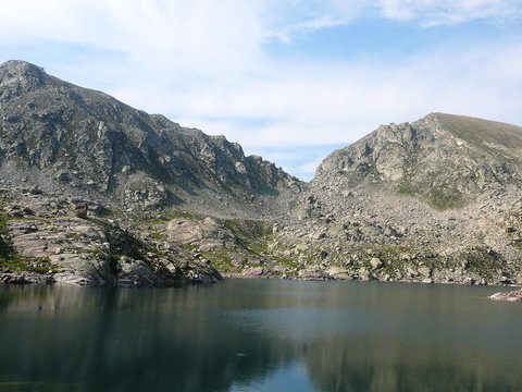 vallée au pied d'un lac