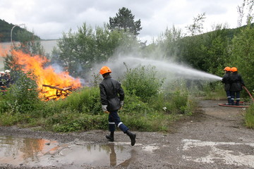 Jeunes pompiers en exercice de feu réel