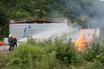 Jeunes pompiers en exercice de feu réel