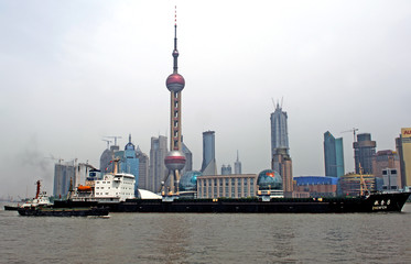 Naklejka premium China, Shanghai: Boat in front of pearl tower