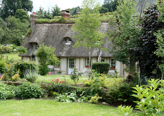 Fototapeta na wymiar Dom kryty strzechą konstrukcji szkieletowej Normandy i Cottage Garden