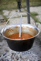 Kesselgulyas auf einer Lagerwiese