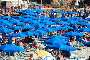 Fototapeta na wymiar ombrello in spiaggia