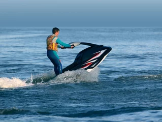 Abwaschbare Fototapete Wasser Motorsport Mann steht auf Wellenläufer